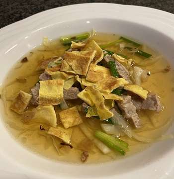 Gaeng Jued Kai Suppe mit Schweinefleisch und Omelettstreiffen
