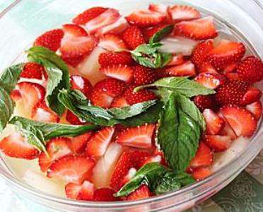 Erdbeer-Ananas-Bowle