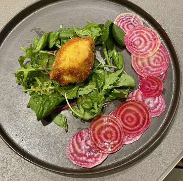 Gebackenes Ei im Salatbeet