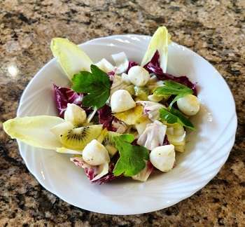 Chicorée-Kiwi Salat mit Mozzarelline und Nüssen