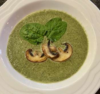 Spinatsuppe mit Bärlauch und Champignons