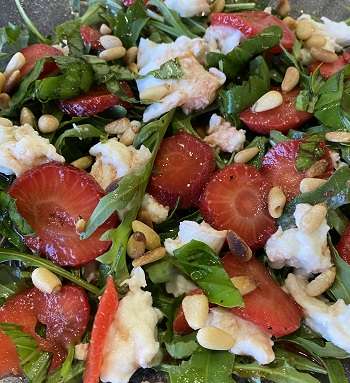 Rucolasalat mit marinierten Erdbeeren & Mozarella