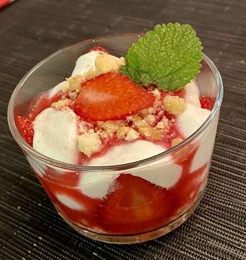 Erdbeer-Butterkeks-Dessert im Glas