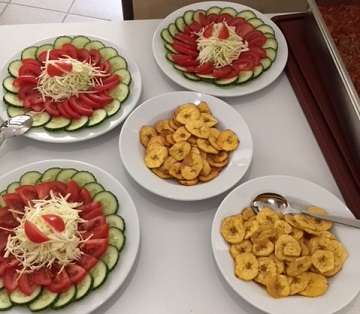Salat kubanischer Art und Bananenchips