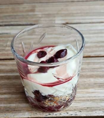 Kirschen mit Amaretti und Rahmquark