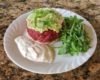 Orientalisches Tatar mit Avocado